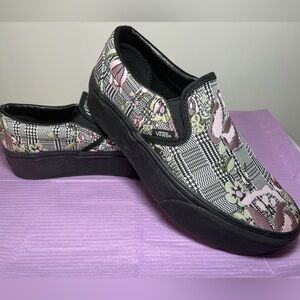 *BRAND NEW* 
Vans WMNS Classic Slip-on Platform 
Tapestry Floral 
Women 8
Men6.5